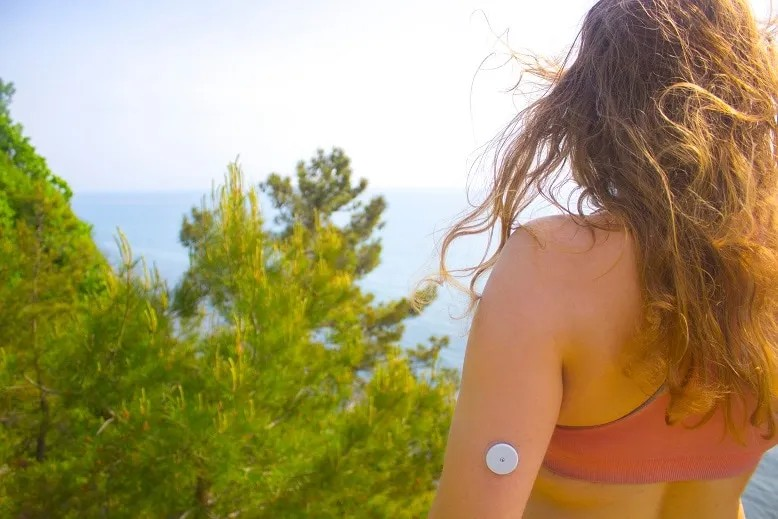 Frau mit Sensor in der Natur