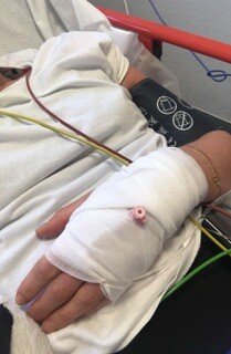 Jasmin liegt aufgrund der Diabulimie im Krankenhaus